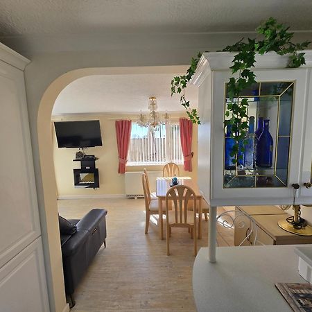 Family Bungalow With Private Pool Kilgetty エクステリア 写真