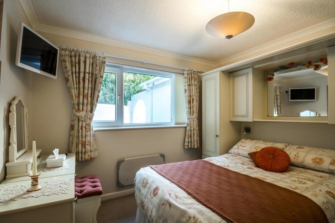 Family Bungalow With Private Pool Kilgetty エクステリア 写真