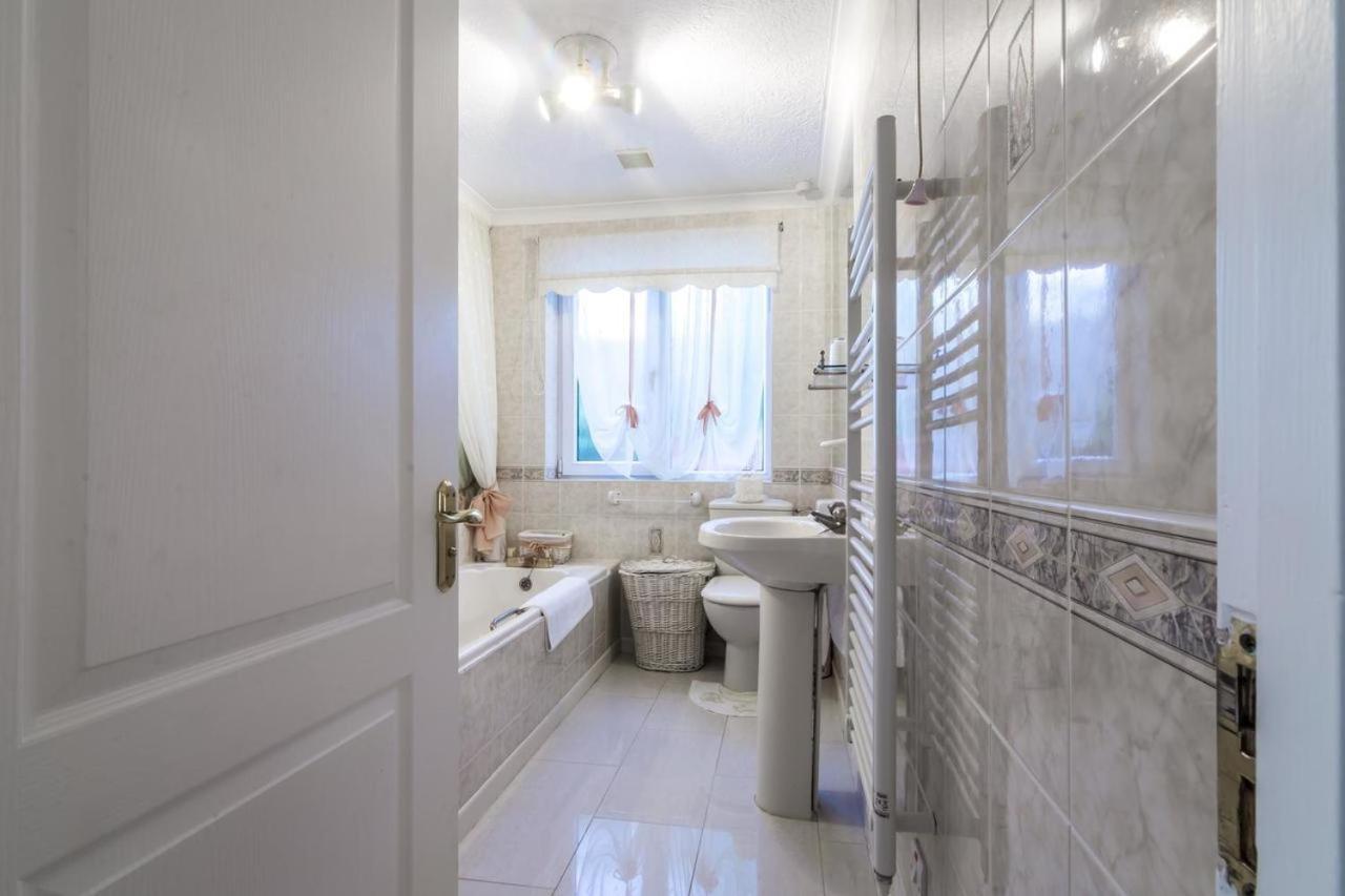 Family Bungalow With Private Pool Kilgetty エクステリア 写真