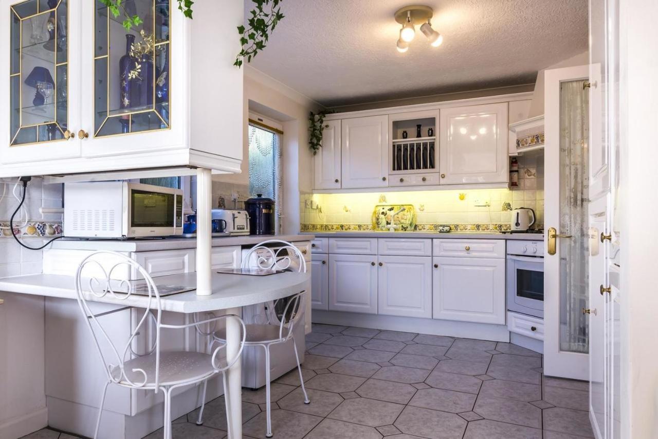 Family Bungalow With Private Pool Kilgetty エクステリア 写真