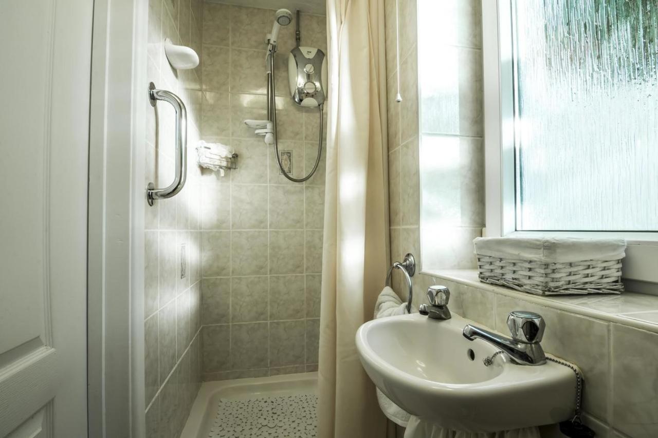Family Bungalow With Private Pool Kilgetty エクステリア 写真
