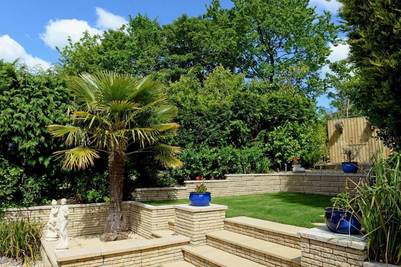 Family Bungalow With Private Pool Kilgetty エクステリア 写真