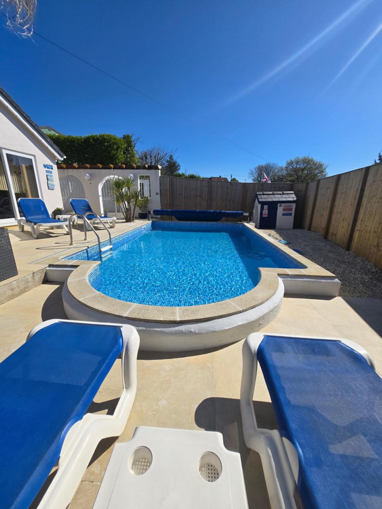 Family Bungalow With Private Pool Kilgetty エクステリア 写真