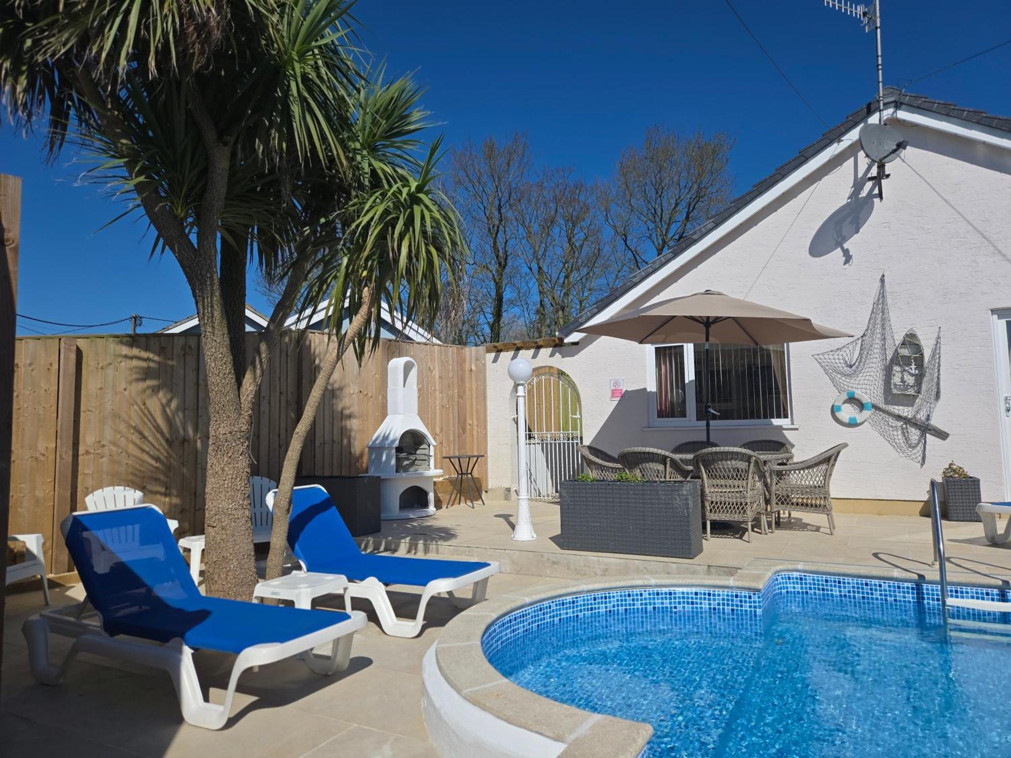 Family Bungalow With Private Pool Kilgetty エクステリア 写真