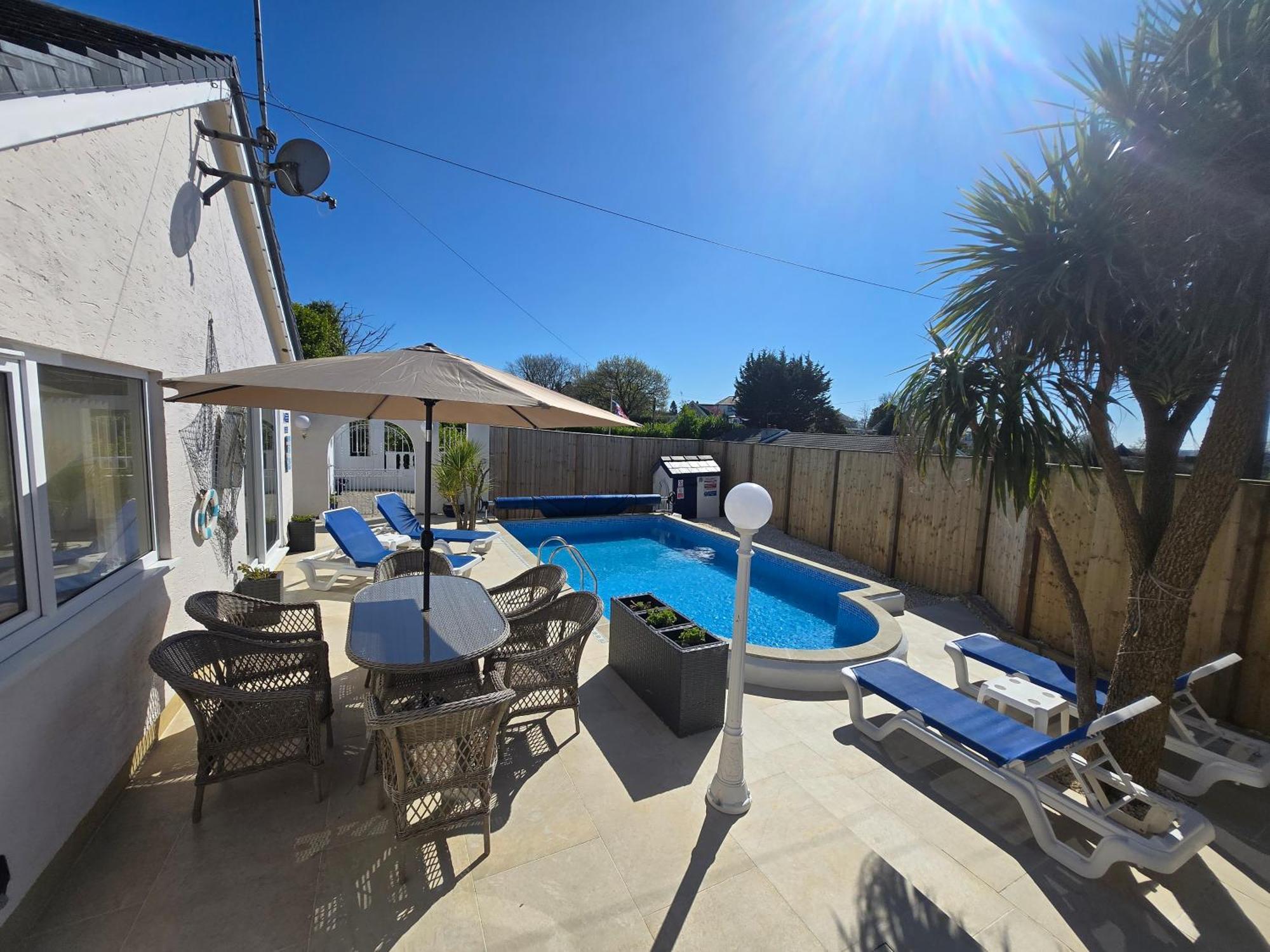 Family Bungalow With Private Pool Kilgetty エクステリア 写真