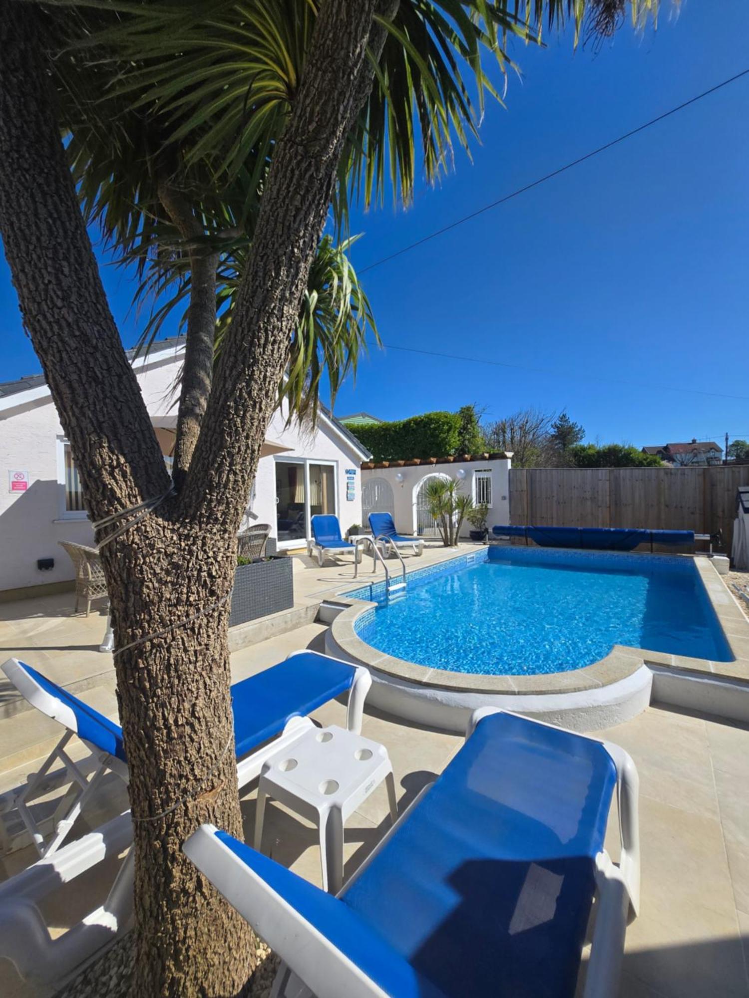 Family Bungalow With Private Pool Kilgetty エクステリア 写真
